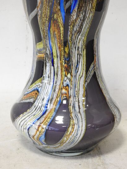 Vase en verre soufflé, col corolle, à inclusion...