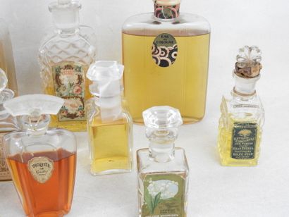 PARFUMS
Collection of 18 antique bottles...
