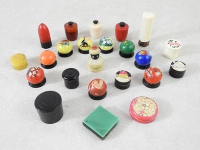 Collection de 21 étuis de crèmes parfumées...