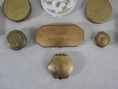 PERFUMS
Reunion of 15 all-material compacts...