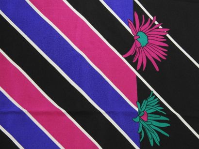 Jean PATOU
Hand-rolled silk scarf decorated...