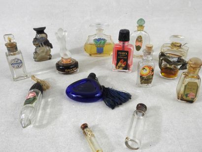 PERFUMS
Lot of 15 empty and antique molded...