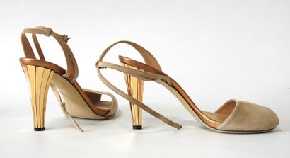 GUCCI
Paire d'escarpins ouverts en suédine...