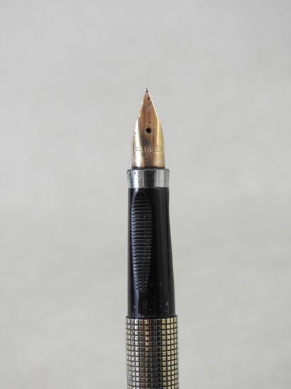 PARKER
Gilded silver fountain pen with striated...
