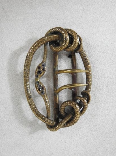 FASHION
Oval-shaped bronze belt buckle with...
