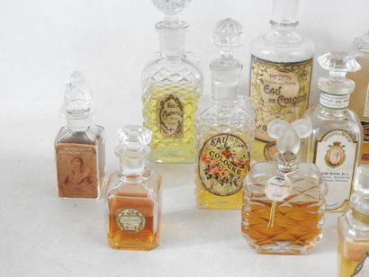 PARFUMS
Collection of 18 antique bottles...