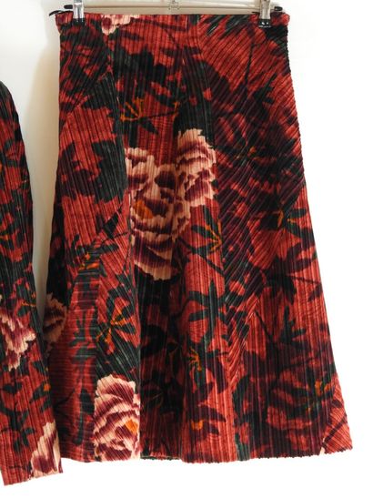 KENZO - Paris
Tailleur et jupe en velours...