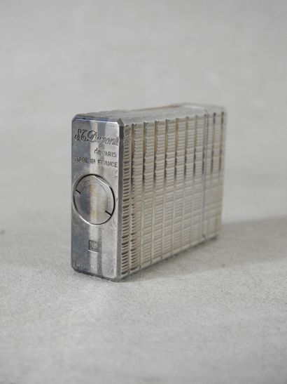 ST DUPONT
Rectangular gas lighter in silver-plated...