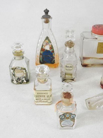 PARFUMS
Collection of 13 molded and pressed...