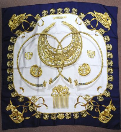 HERMES - Paris
Hand-rolled silk square 