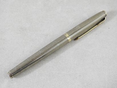 PARKER
Gilded silver fountain pen with striated...