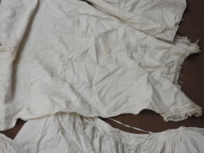 France
Lot of antique linens and clothing...