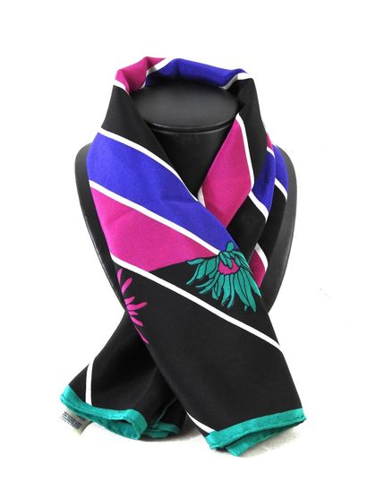 Jean PATOU
Hand-rolled silk scarf decorated...