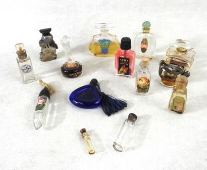 PERFUMS
Lot of 15 empty and antique molded...