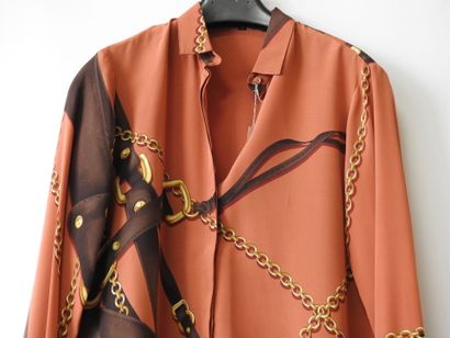 GUCCI
Chemisier en soie à décor de lanières...
