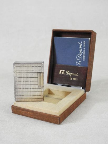 ST DUPONT
Rectangular gas lighter in silver-plated...