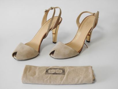 GUCCI
Paire d'escarpins ouverts en suédine...