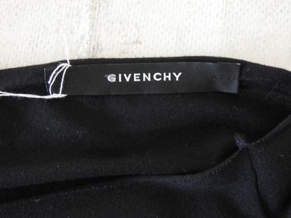GIVENCHY
Tunique col V en modal noir agrémentée...