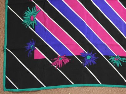Jean PATOU
Hand-rolled silk scarf decorated...