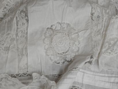 France
Lot of antique linens and clothing...