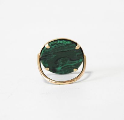GINETTE NY. 
Disc ring set with a malachite...