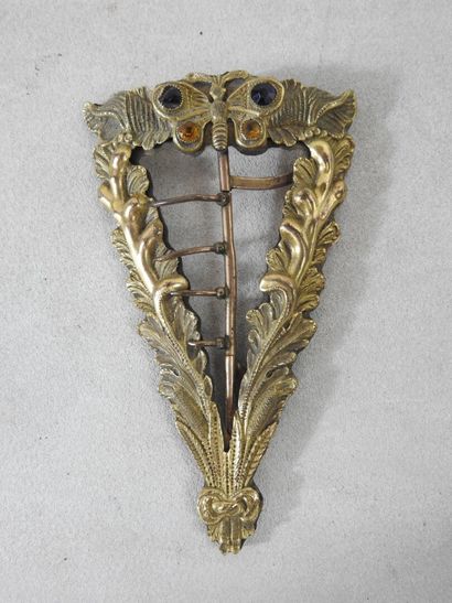 FASHION
Triangular-shaped belt buckle in...