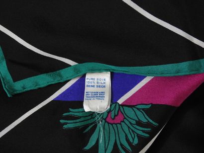 Jean PATOU
Hand-rolled silk scarf decorated...