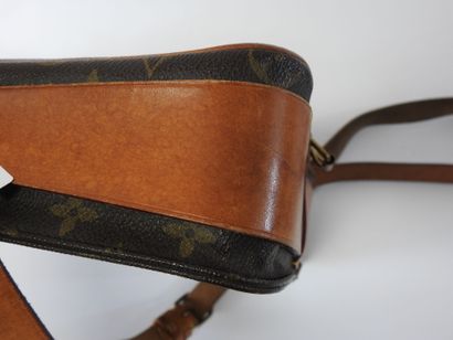 Louis VUITTON
Cartridge bag in monogram canvas...