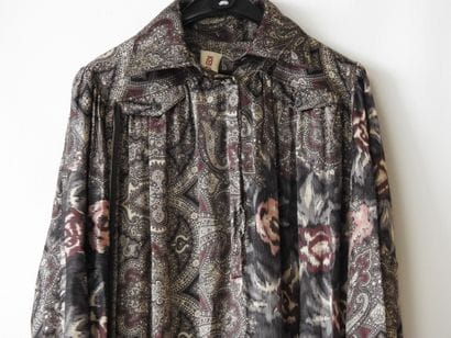 KENZO - Défilé
Longue robe en soie à motif...