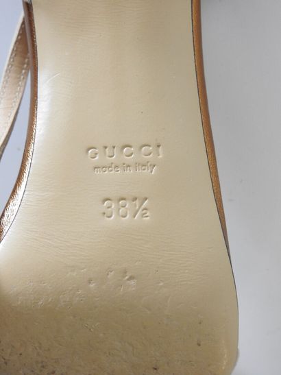 GUCCI
Paire d'escarpins ouverts en suédine...