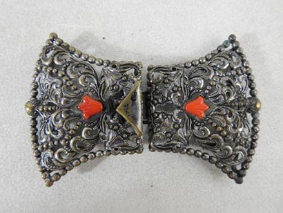 FASHION
Two-part belt buckle in silver patina...