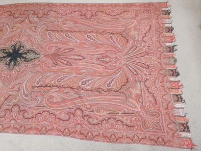 LYON
Long rectangular cashmere shawl. Central...