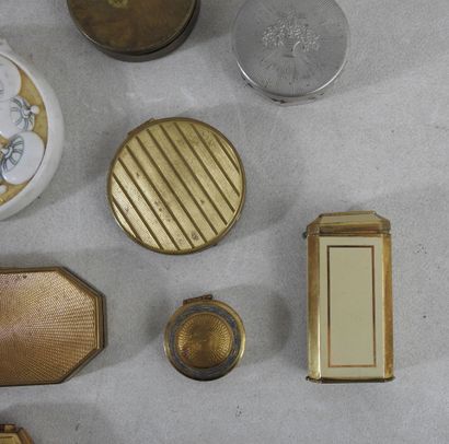 PERFUMS
Reunion of 15 all-material compacts...