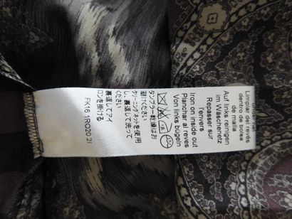 KENZO - Défilé
Longue robe en soie à motif...