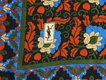Yves SAINT-LAURENT
Carré de soie damassé...