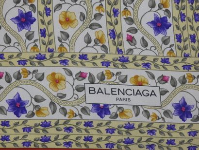BALENCIAGA - Paris
Carré en crêpe de soie...