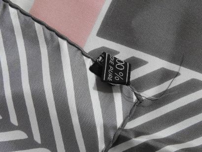 Pierre BALMAIN
Set of 2 hand-rolled silk...