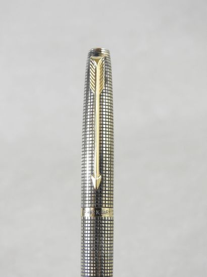 PARKER
Gilded silver fountain pen with striated...