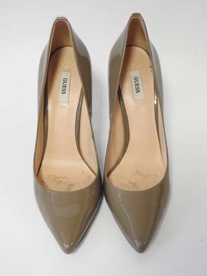GUESS
Pair of taupe patent leather pumps
Size...