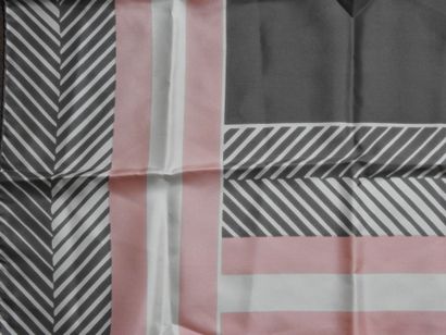 Pierre BALMAIN
Set of 2 hand-rolled silk...