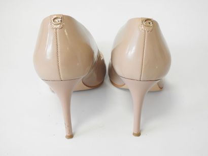 GUESS
Pair of cream patent leather pumps.
Size...
