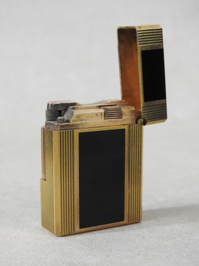 ST-DUPONT - Paris
Rectangular gas lighter...