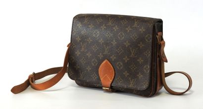 Louis VUITTON
Cartridge bag in monogram canvas...