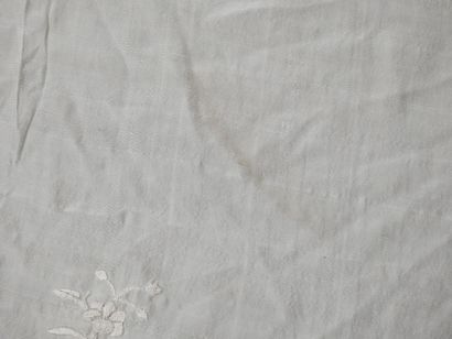 Rectangular Manila shawl in ivory silk, richly...