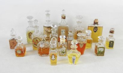PARFUMS
Collection of 18 antique bottles...