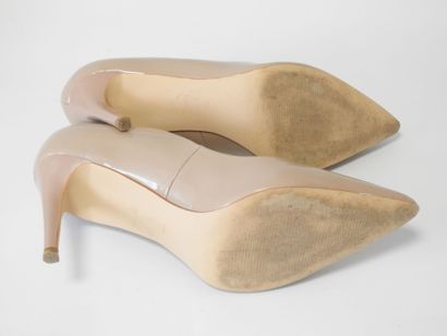 GUESS
Pair of cream patent leather pumps.
Size...