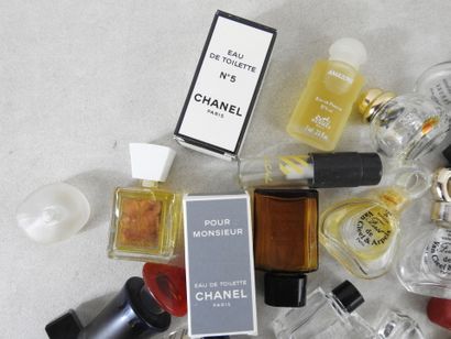 PERFUMERY
Collection of about thirty miniature...