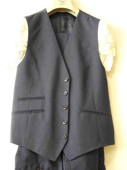 Manuel RITZ
Tailleur homme trois pièces bleu...