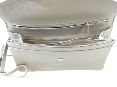 LANCASTER
Leather shoulder bag, taupe color.
H....