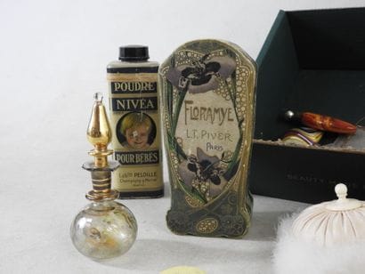 PERFUMS
Lot including: 2 boxes of 1900 perfumes,...